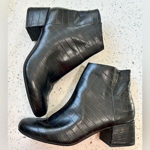 New Kenneth Cole Road Stop Black Textured Ankle Boots / Size 8.5